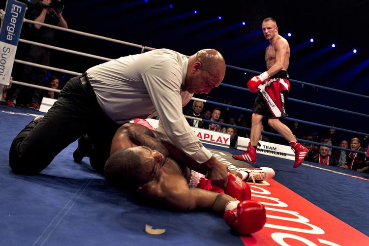 KO. Mikkel Kessler hamrede Allan Green i kanvassen i fjerde omgang og er nu godt på vej til endnu en kamp om VM-titlen. 