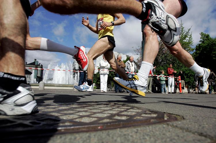 TÆT. Skift mellem nærbilleder, brystbilleder, og de helt store overblik med flere løbere. 