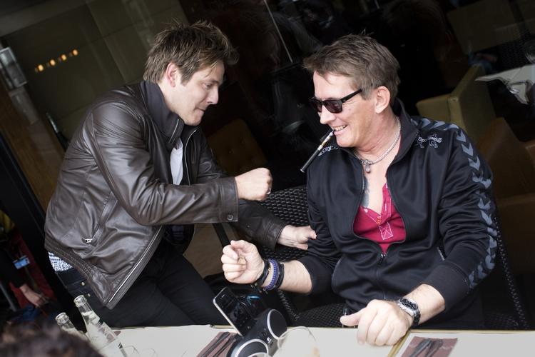 CANNESBESØG. Filminstruktøren Thomas Vinterberg - her sammen med skuespilleren Thomas Bo Larsen - får ros i Cannes for sin film 'Jagten'. 