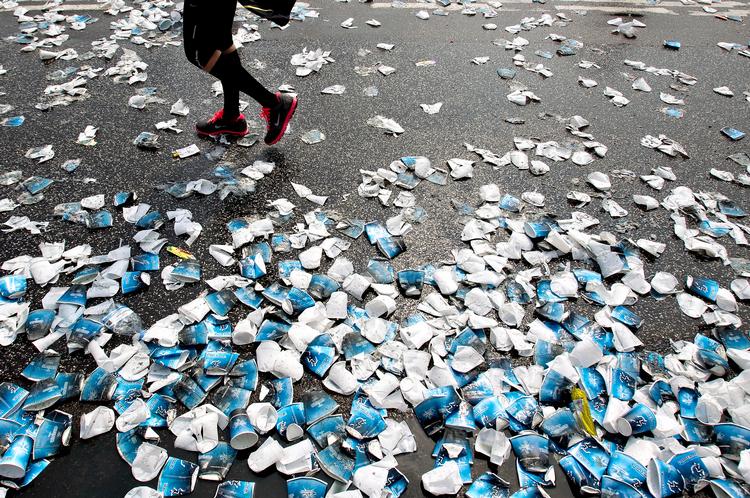 VÆSKEDEPOT. Du behøver ikke nødvendigvis drikke ved alle depoter, mener  Camilla Spagner, ernæringsekspert. For megen vand  i maven gavner ikke maraton- løberen. Men sørg for at få kulhydrater så tit som muligt.  Foto: Finn Frandsen 