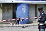 GERNINGSSTED. Italiensk betjent bevogter det område ud for skole i Brindisi, hvor bomben gik af. 