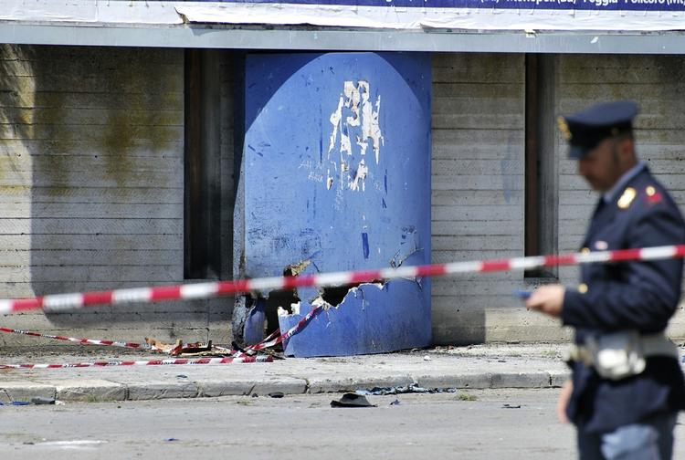 GERNINGSSTED. Italiensk betjent bevogter det område ud for skole i Brindisi, hvor bomben gik af. 