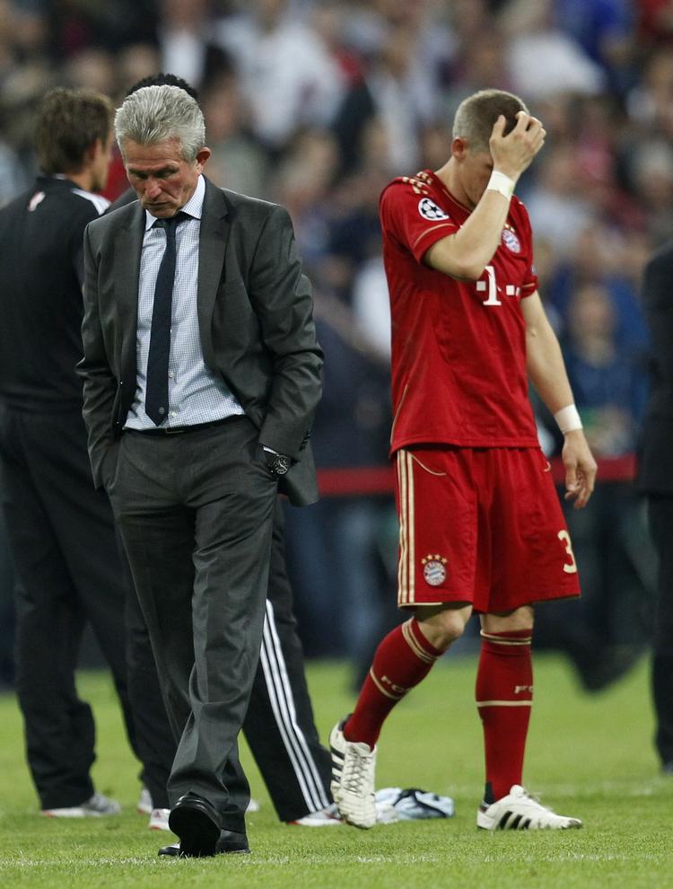 Tabere. Schweinsteiger (t.h.) følte sig tilsyneladende mentalt stærk nok til at sparke. Men midtbanemanden kiksede i straffesparkskonkurrencen og så vandt Chelsea Champions League. 