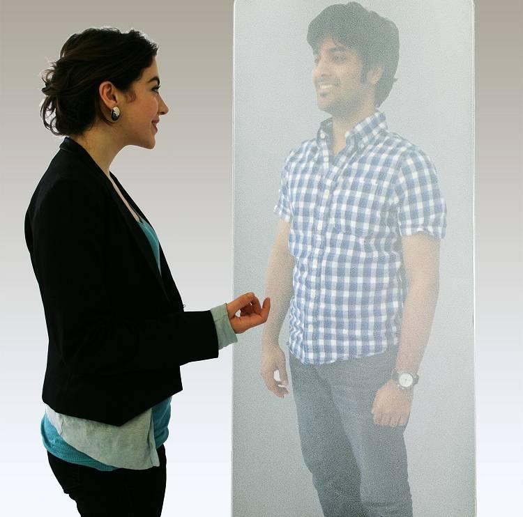 LIVLIGT. Videochat har fået en tredje dimension, efter at forskere nu har lavet en søjle, der præsenterer et live-hologram af en person, der står et helt andet sted i verden. 