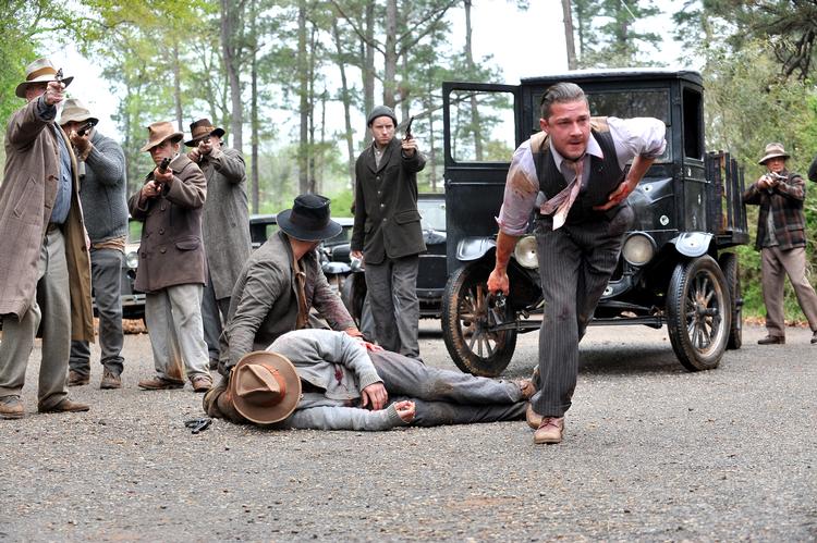 træsprit. John Hillcoats 'Lawless' er rå, blodig og en sorthumoristisk parodi på gangsterfilmgenren. Foto fra filmen 