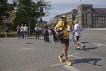 kræft. 54-årige Johnny Runner i det iøjenfaldende gule løbetøj og guitarremmen om nakken mener det alvorligt, når han løber for blandt andet Kræftens Bekæmpelse. 