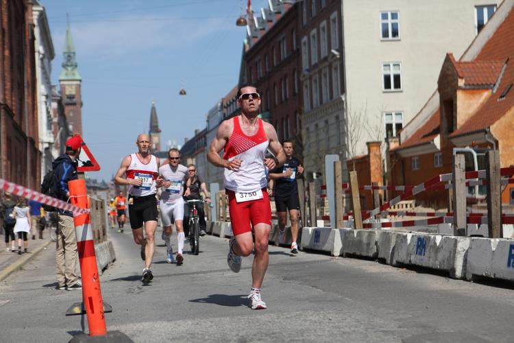 varmetab. Løbsarrangøren Sparta anslår, at 9.500 vil komme i mål i årets Copenhagen Marathon, altså sølle 500 fra at komme op i klassen over 10.000. 