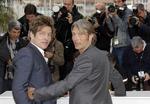 Stjerner. Den 43-årige instruktør Thomas Vinterberg i selskab med hovedrolleindehaveren, 46-årige Mads Mikkelsen. 