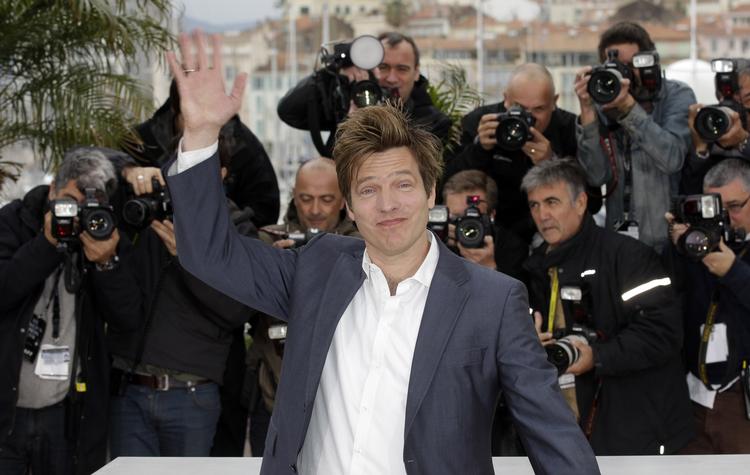 Palmejagt. Thomas Vinterberg har flere gange sagt, at han ikke for alvor tænker over, om filmen har en chance i palmekapløbet. Virakken de seneste dage kan man måske få ham til at ændre mening. Uddelingen af Guldpalmen finder sted på søndag og falder sammen med Vinterbergs hustrus termin. 