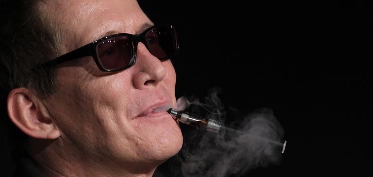 Larsen. Efter fotosessionen på en terrasse ved festivalpalæet gik 'Jagten'-holdet indenfor til møde med den internationale filmpresse. Hvor Thomas Bo Larsen, der spiller den skæggede Theo i filmen, dampede videre. 