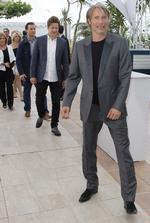 Mikkelsen. Mads Mikkelsen i front for 'Jagten'-holdet. 