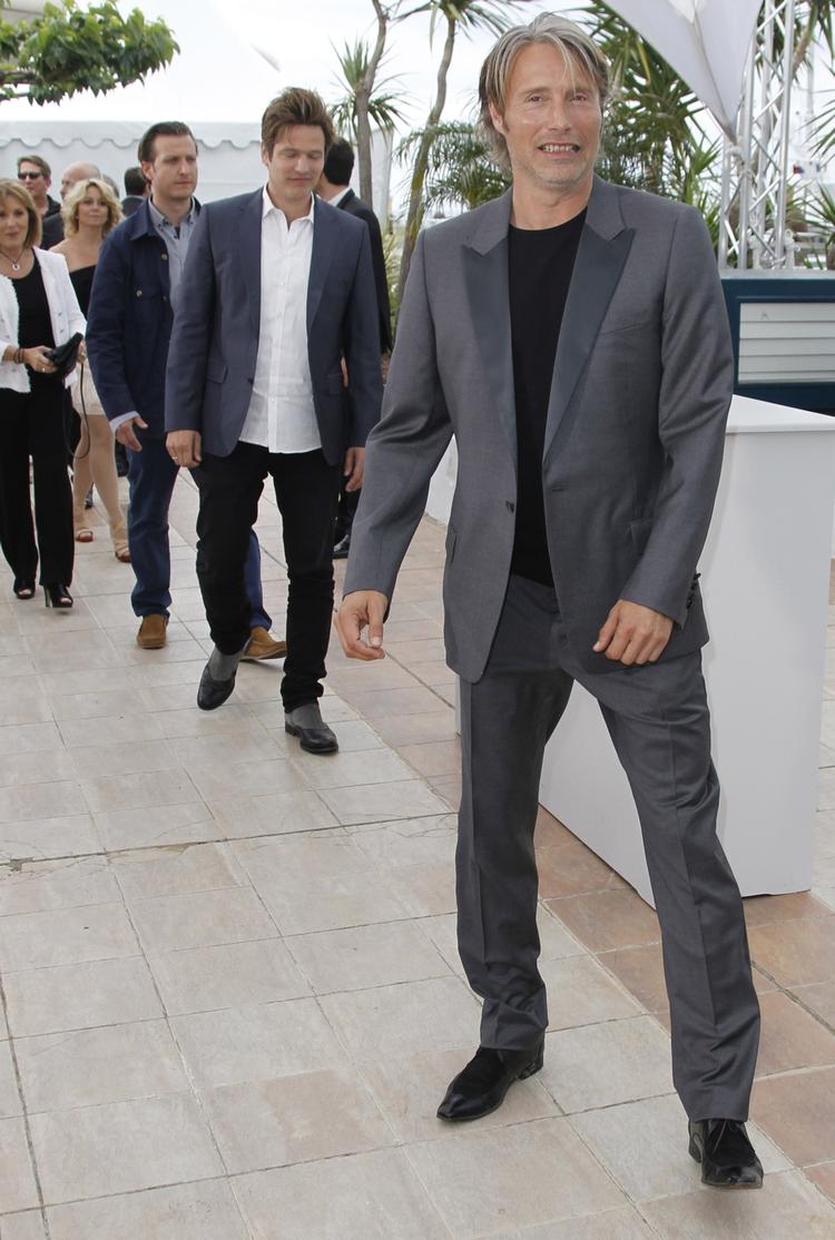 Mikkelsen. Mads Mikkelsen i front for 'Jagten'-holdet. 