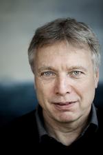 Elbæk. »Det er dejligt og vigtigt, at Thomas Vinterberg er i Cannes med sin film. Det betyder noget for Danmarks omdømme i udlandet og er med til at markere, at vi er et stærkt filmland med en stærk kulturel identitet«, siger ministeren netop ankommet til Cannes fra Toronto. 