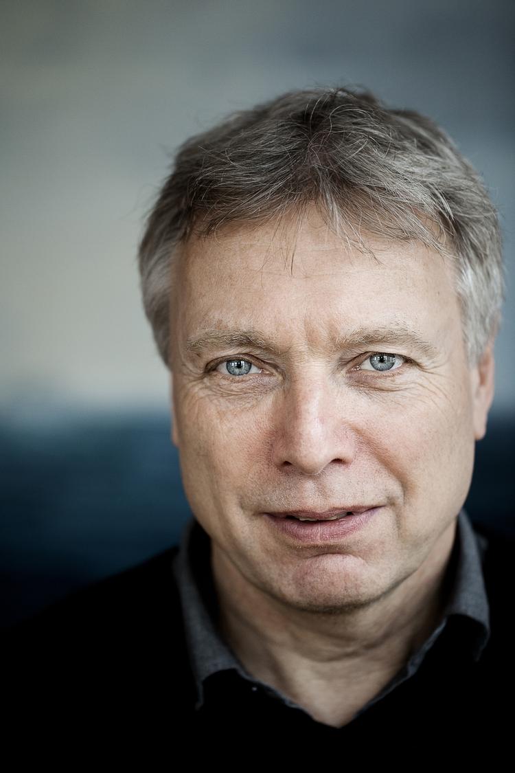 Elbæk. »Det er dejligt og vigtigt, at Thomas Vinterberg er i Cannes med sin film. Det betyder noget for Danmarks omdømme i udlandet og er med til at markere, at vi er et stærkt filmland med en stærk kulturel identitet«, siger ministeren netop ankommet til Cannes fra Toronto. 