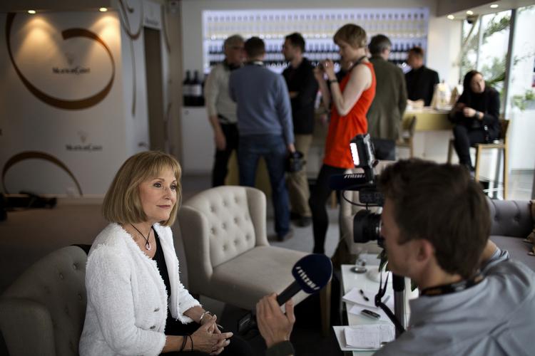 Udstråling. Susse Wold stjal opmærksomheden, da holdet bag 'Jagten' søndag formiddag gav interview til den danske filmpresse i Cannes. 