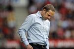 Nederlag. FCK-træner Cartsen V. Jensen ærgrer sig efter nederlag til FC Midtjylland. 