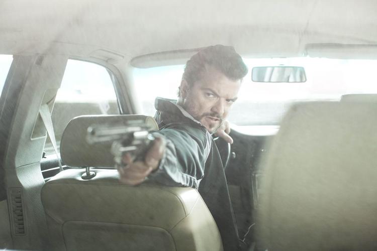 Eksslyngel. Dragomir Mrsic spiller Mrado, den blødeste af de stenhårde gangstere i den svenske filmatisering af Jens Lapidus' roman 'Snabba Cash'. Nu er opfølgeren i støbeskeen, og Dragomir Mrsic, der i virkelighedens verden har afsonet tre et halvt års fængsel for sin del i Sveriges største pengekup, er i Cannes for at promovere filmen. 