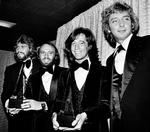 Barry, Maurice, and Robin Gibb med Barry Manilow ved American Music Awards i Los Angeles 13. januar 1979. 