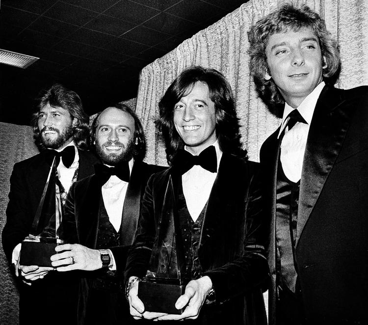 Barry, Maurice, and Robin Gibb med Barry Manilow ved American Music Awards i Los Angeles 13. januar 1979. 