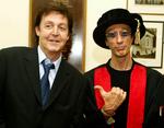 Sir Paul McCartney og Robin Gibb i forbindelse med, at eksbeatlen overrakte ham et 'rockdiplom'. 
