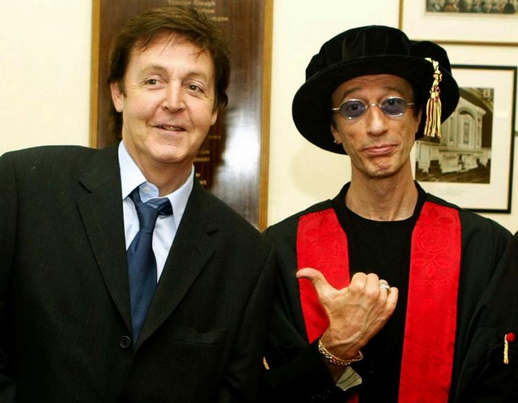 Sir Paul McCartney og Robin Gibb i forbindelse med, at eksbeatlen overrakte ham et 'rockdiplom'. 