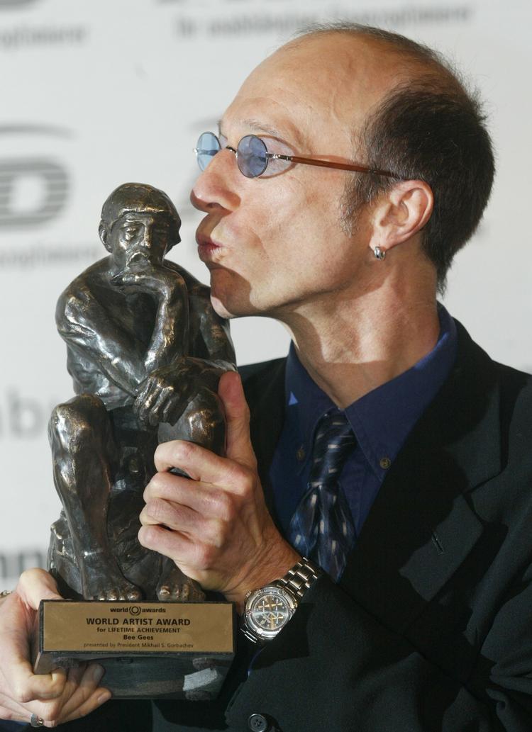 Robin Gibb kysser den 'World Artist Reward', han modtog i 2003. 