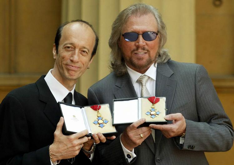 Robin i selskab med storebror Barry på foto fra 2004. 