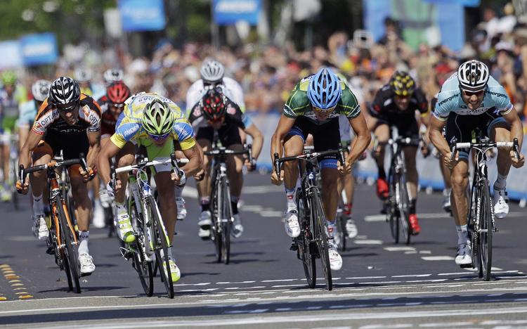 Slået. Tom Boonen (t.h.) fik adskillige gange baghjul i Tour of California af den unge fremadstormende Peter Sagan. 