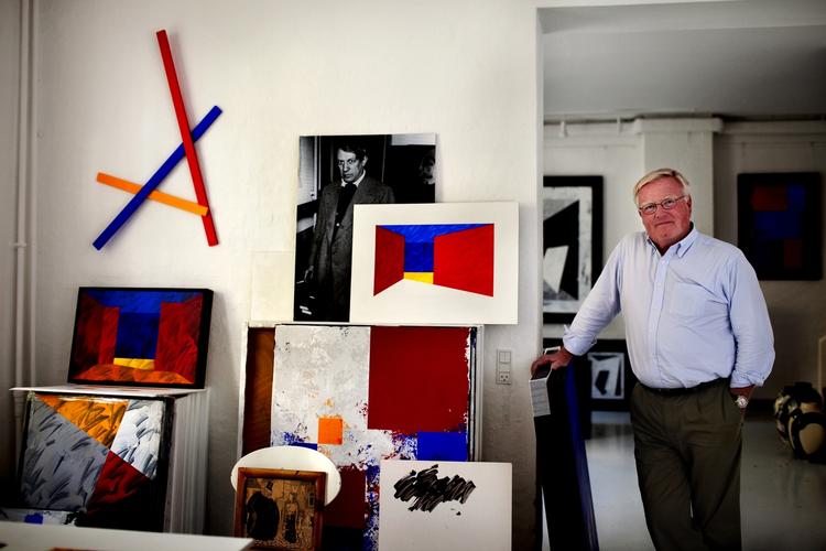 kunstnerstøtte. Venstre og DF vil fjerne den livsvarige ydelse til rige kunstnere som Klaus Rifbjerg og Per Arnoldi (billedet). I stedet skal de have en medalje for deres indsats, foreslår Michael Aastrup Jensen (V). 
