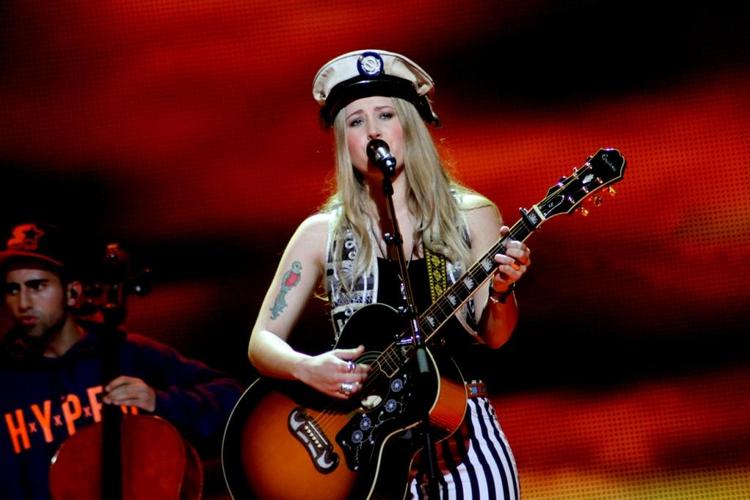 Generalprøve. Soluna Samay har allerede øvet sit nummer flere gange på den store scene i grandprixarenaen i Baku. Med sig på scenen har hun en trommeslager, en cellist, en pianist og to korpiger. 