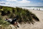 Solbadning ved stranden