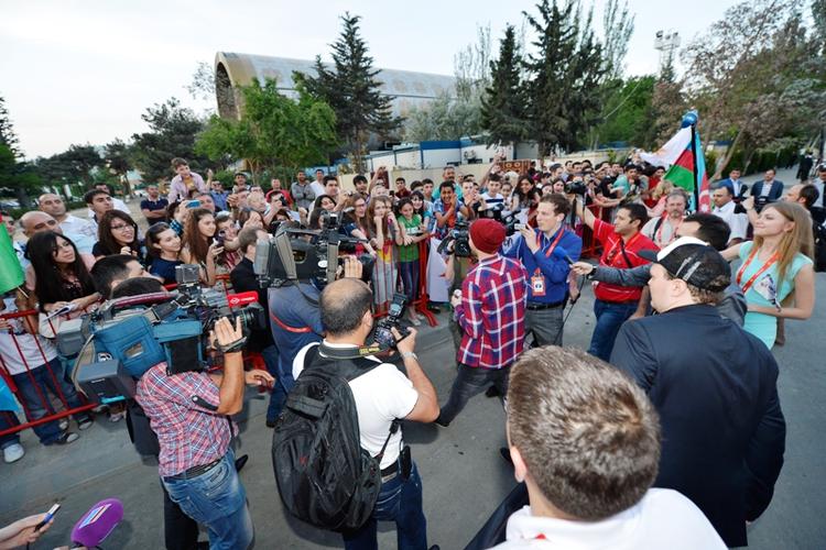 Grandprixfest. 23.000 grandprixfans og 42 nationer deltager i den store popfest i Baku. 