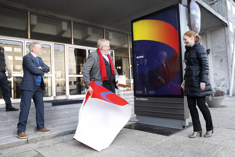 kunststøtte. Kunstneren Per Arnoldi (i midten) er blandt andet kendt for sine plakater og afviser idéen om at skære i den livslange ydelse til kunstnere. 