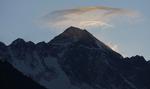 Everest.To savnes fortsat, efter at tre bjergbestigere i weekenden omkom på verdens højeste bjerg, Mount Everest. 