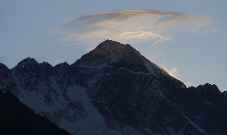 Everest.To savnes fortsat, efter at tre bjergbestigere i weekenden omkom på verdens højeste bjerg, Mount Everest. 