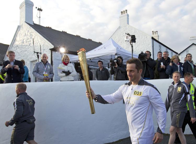 Ild. Sejlsportsmanden Ben Ainslie løb med ilden i weekenden. 
