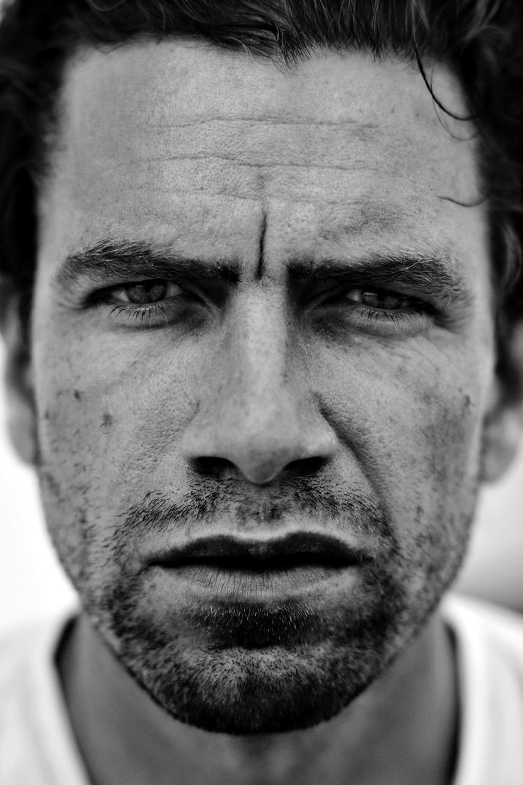 krimiserie. 38-årige Nikolaj Lie Kaas har sagt ja til hovedrollen som politimanden Carl Mørck fra Afdeling Q i filmatiseringen af Jussi Adler Olsens første fire bestsellere. 
