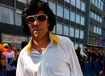 KUNSTSTOF. Elvis i absolut ikke svedtransporterende Las Vegas-outfit ved starten på Islands Brygge. 