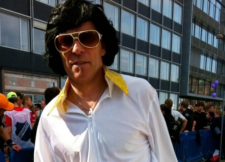 KUNSTSTOF. Elvis i absolut ikke svedtransporterende Las Vegas-outfit ved starten på Islands Brygge. 