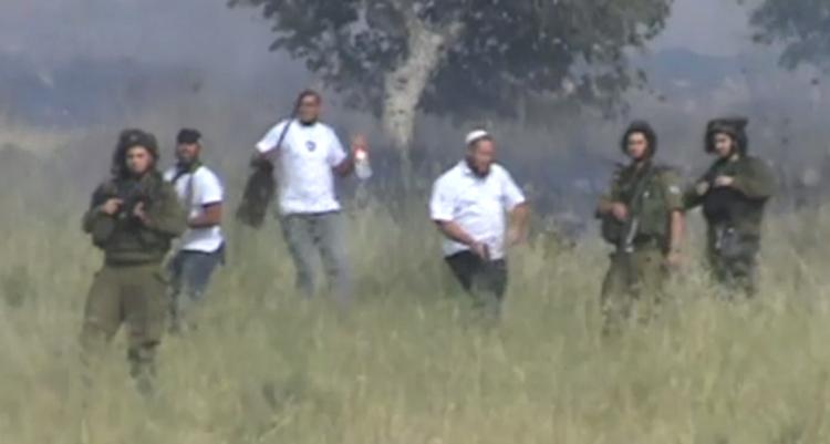 Bosættere. Den tredje mand fra venstre affyrede sine skud, imens soldater fra den israelske hær forholdt sig passivt. 