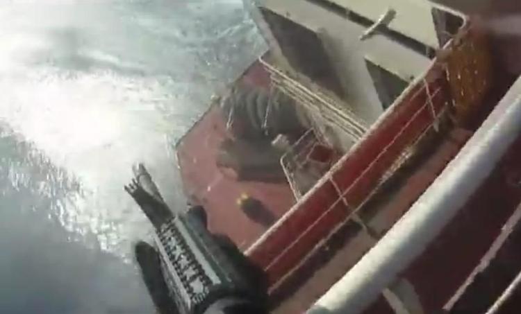 Pirater. Der bliver skudt løs, da et skib som mistænkes for at tilhøre pirater, nærmer sig handelsskibet. 