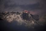 besteget. I alt fire bjergbestigere er fundet omkommet på Mount Everest de seneste dage. Bjerget har på det nærmeste været overrendt, og kødannelser på stierne har forsinket op- og nedstigningen for mange. 
