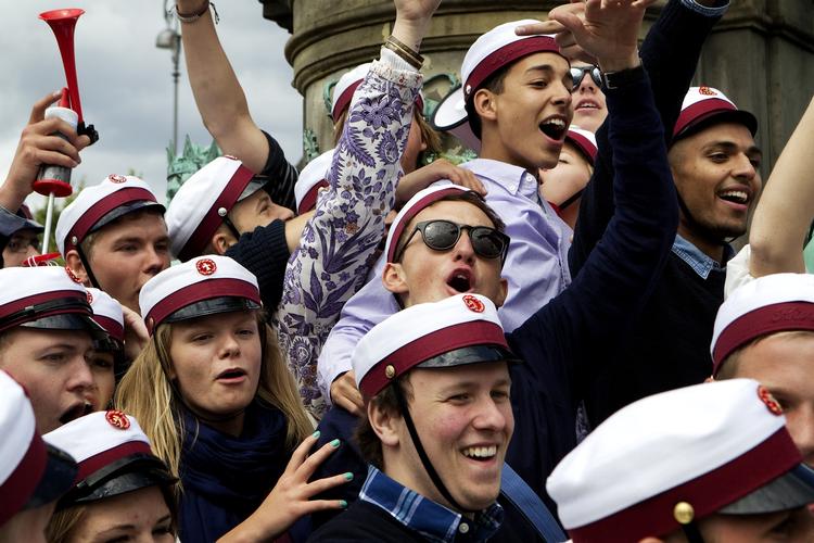 Forskel. De er glade, når først huen er på, men der er stor forskel på, hvordan studenterne klarer sig alt efter hvor i landet de kommer fra. 