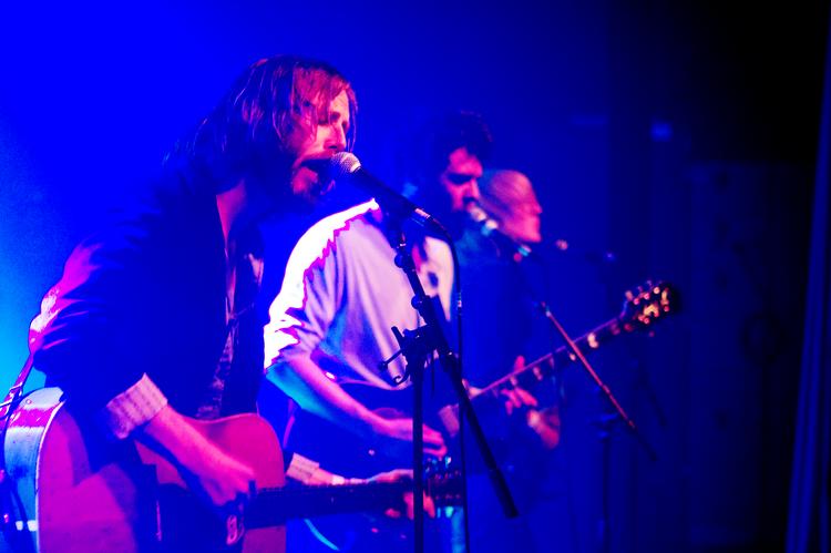 Langhåret. Svenske Samling har valgt det helt rigtige navn. Med rigelige mængder af skæg og mandehår og klare musikalske referencer til landsmændene i Dungen. 