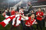 Skandale. Omkring 1.000 fans strømmede ind på banen i kampens 88. minut. 