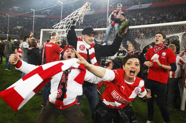 Skandale. Omkring 1.000 fans strømmede ind på banen i kampens 88. minut. 