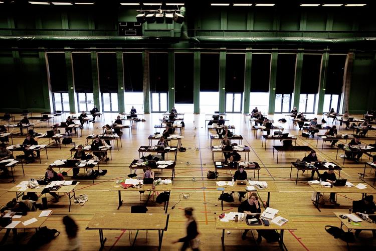 Eksamenssved. Skriftlig eksamen på Rysensteen Gymnasium i København. 
