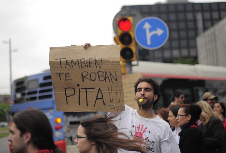 arbejdsløs. Verden over breder arbejdsløsheden sig for alvor blandt unge. Billedet her er fra Spanien, hvor der protesteres over regeringens planer om nedskæringer på grund af den økonomiske krise, der har ramt landet hårdt. 