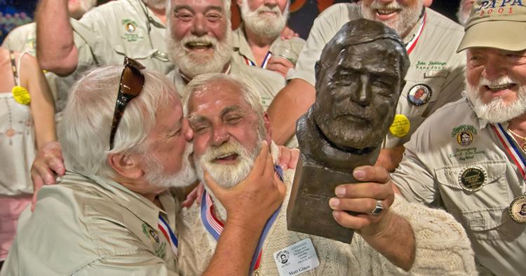 SKÆGDYST. Hemingway-look-a-likes flokkes i Key West, Florida, i juli måned. 