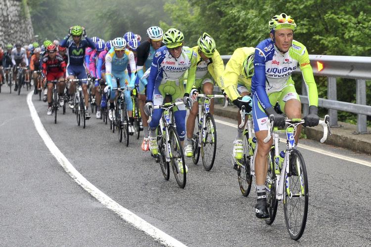 1,22. Ivan Basso (t.h.) går ind i den sidste uge med et lille minus til den førende Joaquin Rodriguez. 